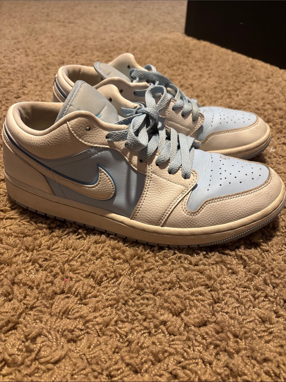 Nike Men’s Low-Top Sneakers in Light Blue and White Leather